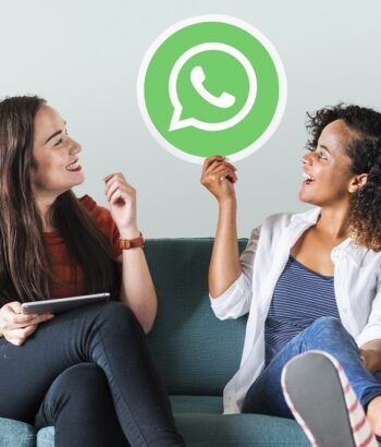 giovani-donne-che-mostrano-un-icona-di-whatsapp-messenger